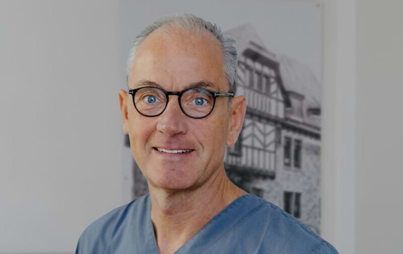 Portrait von Univ.-Prof. Dr. Dr. MSc MA Facharzt f&uuml;r Mund-, Kiefer- und Gesichtschirurgie, Fachzahnarzt Oralchirurgie, Master of Science Kiefer&shy;orthop&auml;die Hannes Schierle aus Karlsruhe