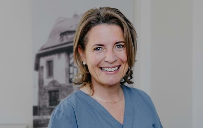 Portrait von Fachzahn&auml;rztin f&uuml;r Oralchirurgie Dr. med. dent. Maren Seubert aus Karlsruhe