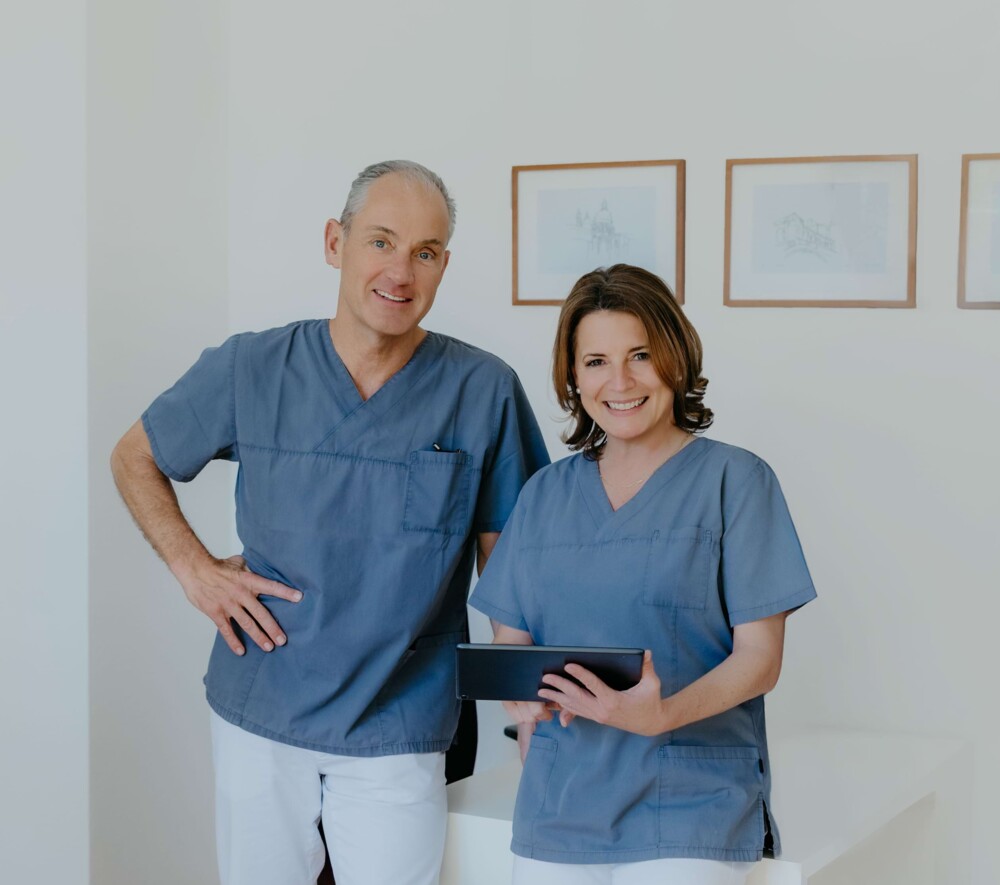 Zahn&auml;rztin Dr. Maren Seubert und Dr. Hannes Schierle in der Praxis mit Tablet