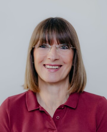 Portrait von Christina Drose vor hellem Hintergrund