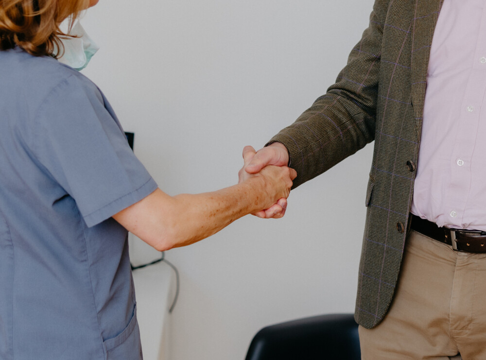 Dr. Maren Seubert sch&uuml;ttelt einem Patienten die Hand.