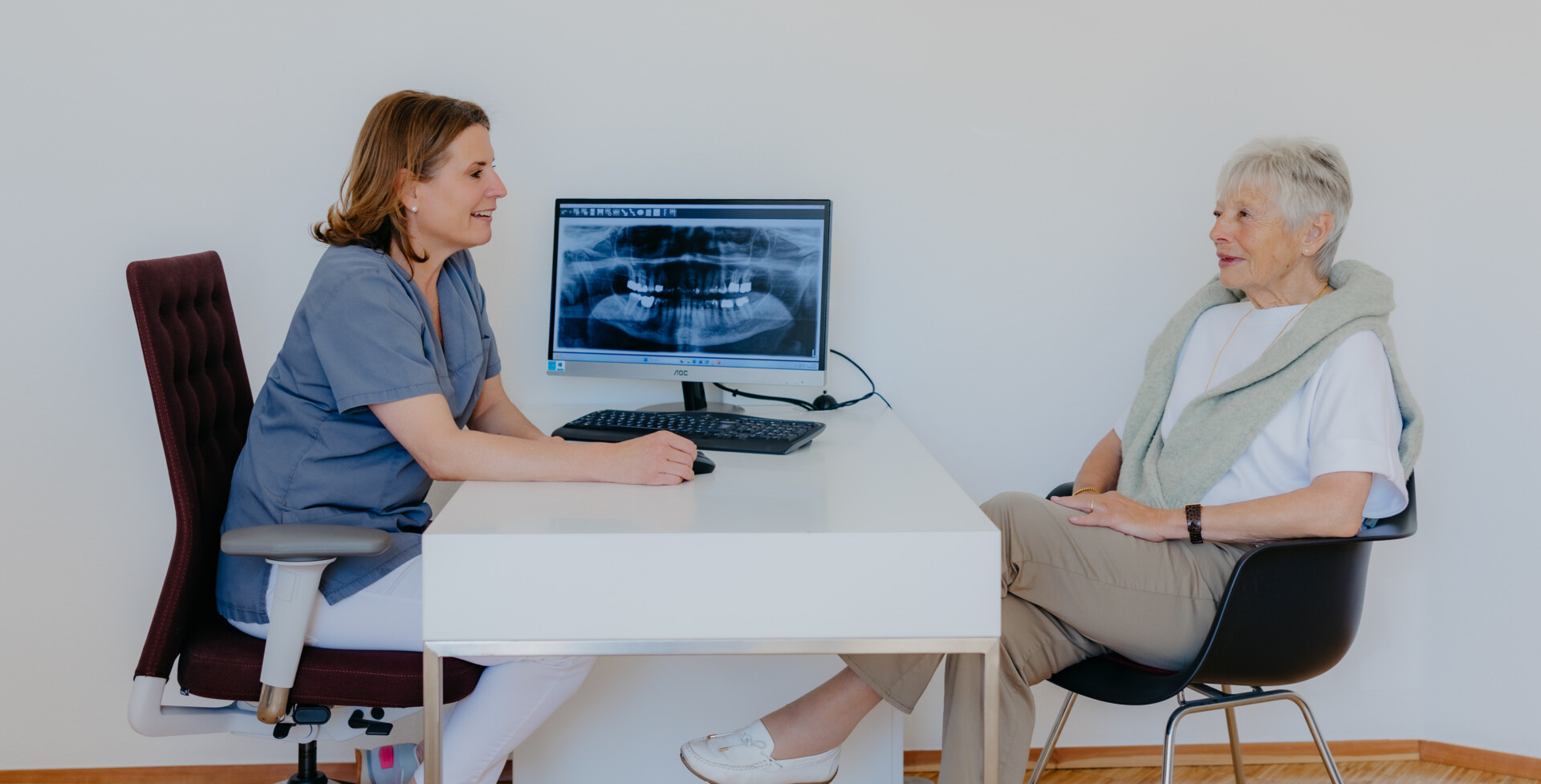 Dr. Maren Seubert bespricht ein digitales Kiefer-R&ouml;ntgenbild mit einer Patientin.