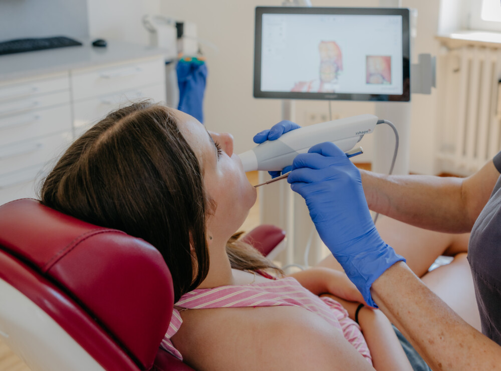 Fachzahn&auml;rztin f&uuml;r Oralchirurgie Maren Seubert f&uuml;hrt einen Intraoralscan bei einem M&auml;dchen durch, um mittels moderner Diagnostik eine kieferorthop&auml;dische Behandlung zu planen
