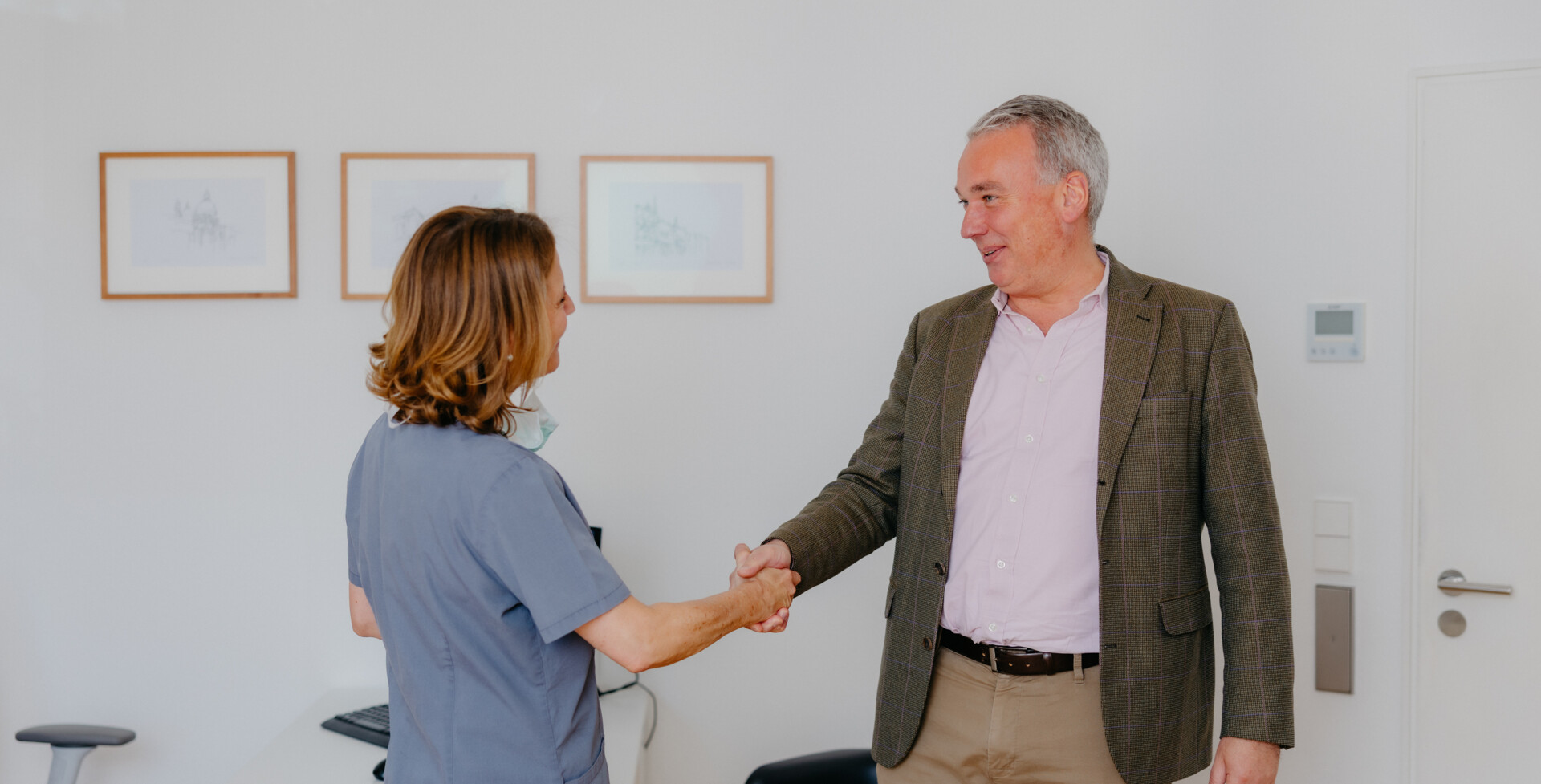 Dr. med. dent. Maren Seubert verabschiedet einen Patient mit einem herzlichen Handschlag nach einer fundierten und ausf&uuml;hrlichen Beratung